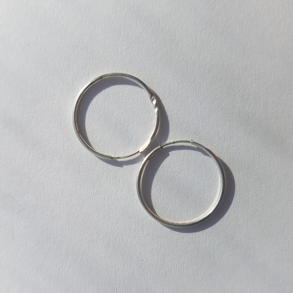 💲5️⃣ in 🛍️of4+  Silver Hoop Earrings